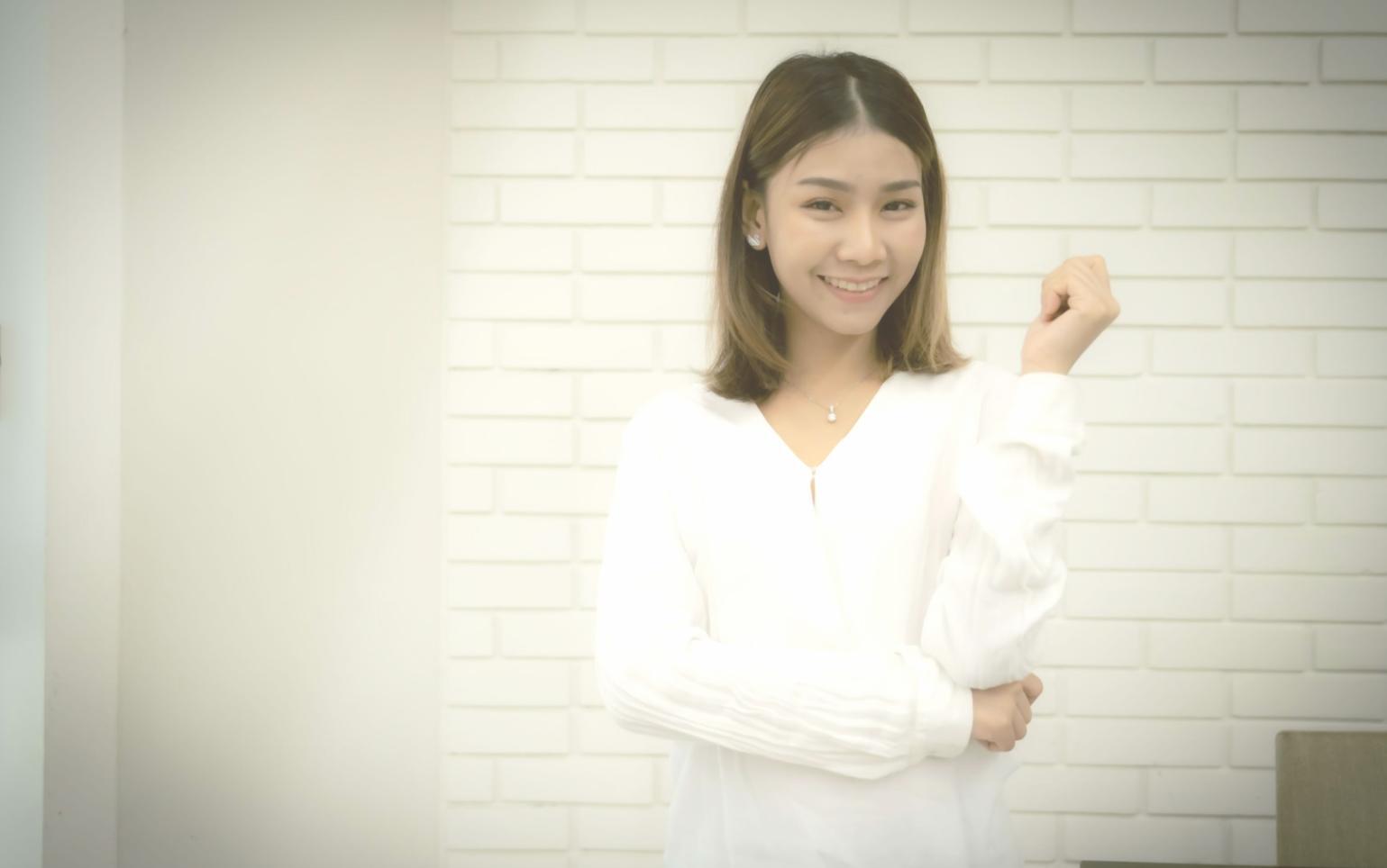 Analyse de documents financiers sur un bureau avec graphiques et tableaux