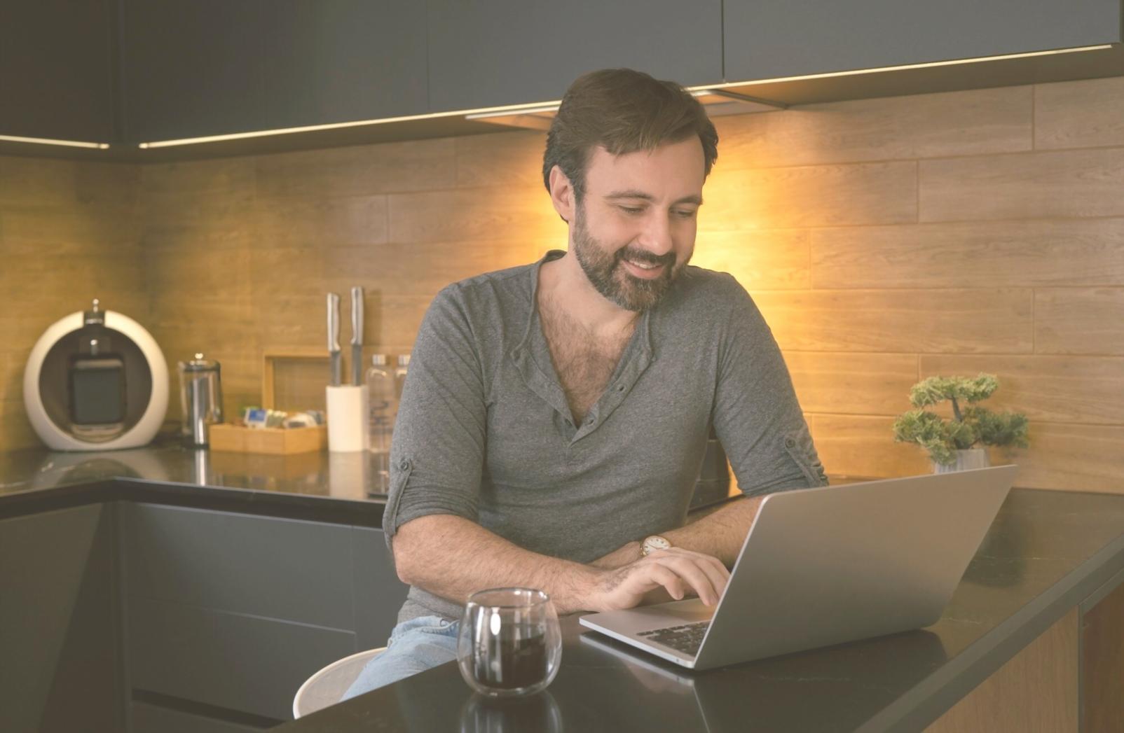 Tableau de bord financier sur ordinateur